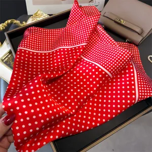 Rotes Pünktchen Seidentuch für Damen, klassisches quadratisches Kopftuch und eleganter Schal.