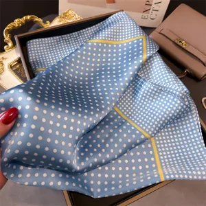 Elegantes blaues Seidentuch mit Punkten quadratisches Halstuch fuer Damen Mode Detailansicht.