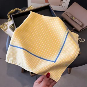 Gelbes Seidentuch mit Punkten und blauem Rand, elegantes quadratisches Kopftuch für Damen.