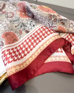 Foulard carré effet soie avec élégant motif pied de poule et imprimé floral 70 cm.