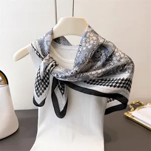 Élégant carré de soie de 70cm avec motif pied-de-poule et fleurs pour un style chic au cou.