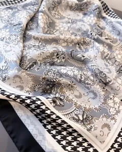 Foulard carré imitation soie avec bordure pied-de-poule classique et imprimé cachemire.