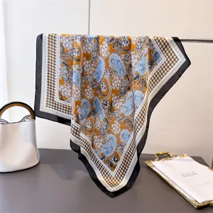 Carre de soie 70cm imitation avec bordure pied de poule et imprime floral elegant