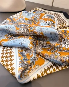 Foulard carré en soie artificielle 70cm avec imprimé pied-de-poule et fleurs, chic et élégant.