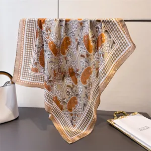 Carré de soie artificielle 70cm avec bordure pied-de-poule et imprimé floral chic
