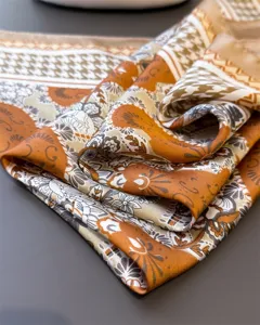 Vue détaillée du foulard en soie motif cachemire, élégant carré de cou de 70 cm de style chic.