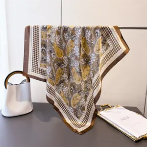 Carré de soie artificielle de 70 cm avec motif cachemire et pied-de-poule élégant.