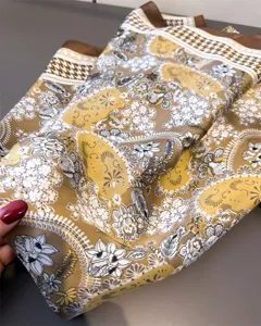 Foulard carre en satin de soie 70cm avec motif floral marron et pied-de-poule elegant.