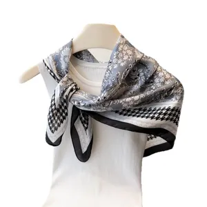 Foulard carre en soie de 70cm avec motif pied-de-poule et fleurs, elegante echarpe.