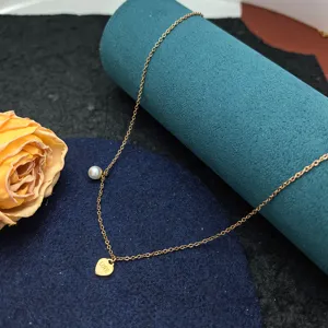 Collana in acciaio al titanio dorato con perla e ciondolo cuore, gioiello chic da donna.