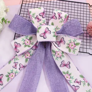 Gran lazo de cinta de yute morada con motivo floral y mariposa para decoración y regalos.