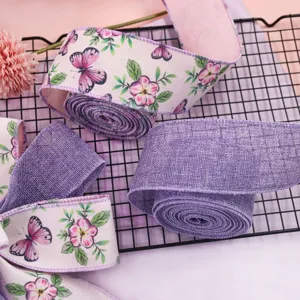 Vista detallada de cinta con alambre, estampado floral y de mariposas y tela de lino falso.