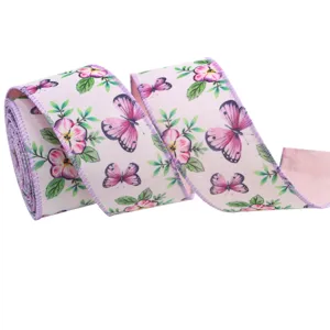 Detalle de cinta floral con alambre rosa con flores violetas y mariposas para regalo.