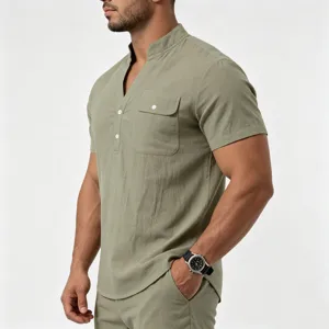 Detailweergave van het olijfgroene linnen henley-shirt met korte mouwen voor heren en borstzak.