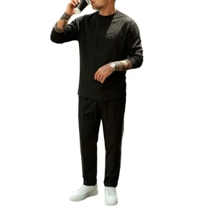Ensemble costume de lin decontracté noir a manches longues et col rond pour homme.