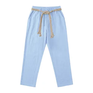 Vista detallada del pantalón casual azul claro con cordón de ajuste beige tejido en la cintura.