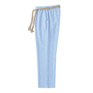 Pantalón casual para hombre de lino azul claro con cinturón de cuerda para verano.