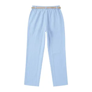 Detalle de pantalones casuales rectos de lino para hombre con cintura elástica y cinturón.