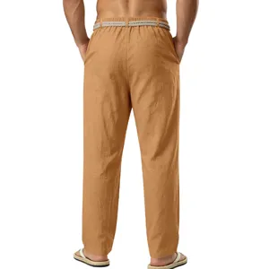 Vista detallada del pantalón recto informal de lino para hombre con cinturón de cuerda.