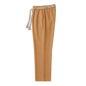 Pantalón recto informal de lino de verano para hombre con detalle de cordón trenzado.