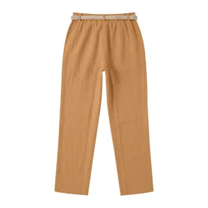 Vista detallada de pantalones rectos casuales de lino para hombre con cinturón trenzado.