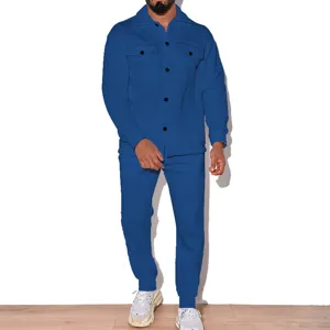 Vue détaillée de l'ensemble veste et pantalon en suédine décontracté pour homme en bleu.
