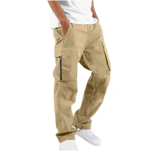 Vista detallada de los pantalones cargo caqui para hombre con múltiples bolsillos.