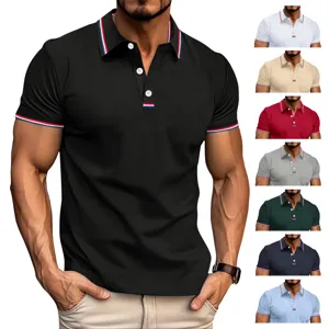 Polo à manches courtes pour homme avec col rayé et détails de boutons en plusieurs coloris.