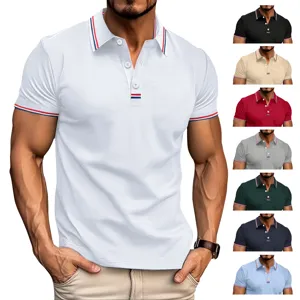Vue détaillée polo homme manches courtes avec col à rayures contrastées et boutons.