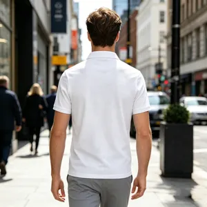 Vue détaillée d'un polo pour homme blanc respirant et séchant rapidement, style estival.