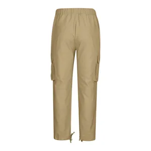 Detalle trasero de los pantalones cargo caqui con bolsillos laterales y cordones.