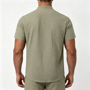 Gedetailleerd achteraanzicht van het casual olijfgroene linnen shirt met korte mouwen.