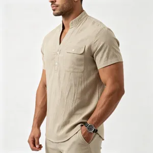 Casual heren linnen korte mouw henley shirt met borstzak en strakke pasvorm detail weergave.