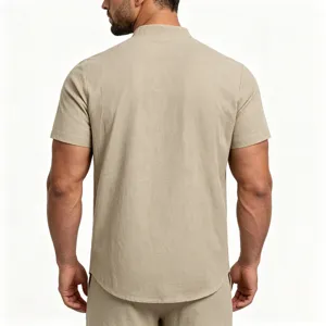Gedetailleerd achteroverzicht van het lichtkaki heren linnen henley shirt met korte mouwen.