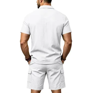 Zomerse witte linnen heren korte mouw polo shirt en cargo korte broek set rugzijde.