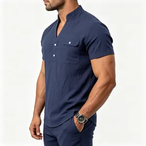 Donkerblauwe heren korte mouw henley shirt met borstzak en ademend linnen stof detail.