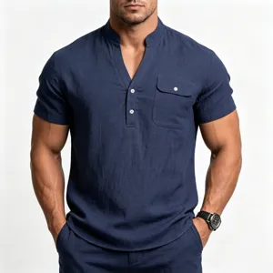 Heren korte mouw linnen henley shirt met borstzak, casual zomertop detail weergave.