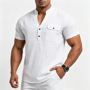Detailopname van het witte linnen henleyshirt met korte mouwen, borstzak en knopensluiting.