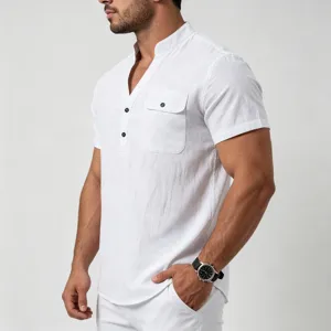 Casual heren korte mouw linnen henley shirt met borstzak en opstaande kraag in het wit.