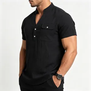 Close-up detail van het zwarte linnen henley overhemd met opstaande kraag en borstzak.
