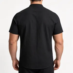 Achterkant detail heren zwarte korte mouw linnen overhemd, eenvoudig los casual werk shirt.