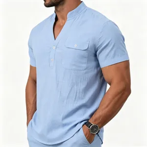Lichtblauwe heren linnen korte mouw henley shirt met borstzak en klassiek knoopontwerp.