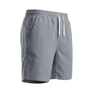 Primer plano detallado del pantalón corto gris casual con cordón blanco y lino.