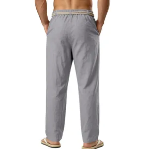 Pantalón informal de lino para hombre de espaldas, mostrando corte recto y cordón.