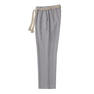 Pantalón informal de lino para hombre detalle que muestra la textura y el cinturón.