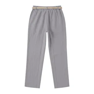 Pantalón informal gris de mezcla de lino con un elegante cinturón trenzado.