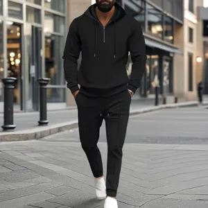 Dettaglio del set in due pezzi con felpa con cappuccio e pantaloni in tessuto waffle nero.