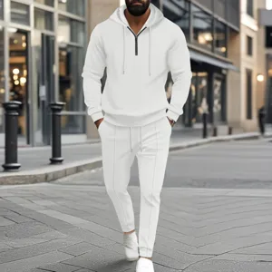 Dettaglio tuta da uomo in maglia waffle bianca con felpa con cappuccio e mezza zip.