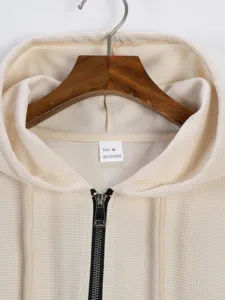 Dettaglio felpa con cappuccio mezza zip in tessuto waffle autunnale uomo, casual top.