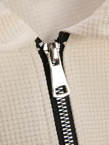 Dettaglio in primo piano del collo felpa uomo mezza zip, zip metallica e tessuto waffle.